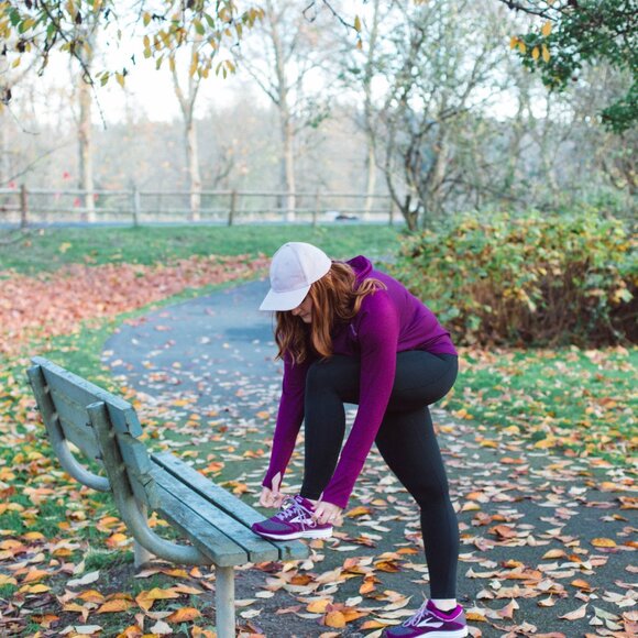 ⬇️ Brooks Running Dash Hoodie in Burgundy Size Medium - Picture 2 of 8
